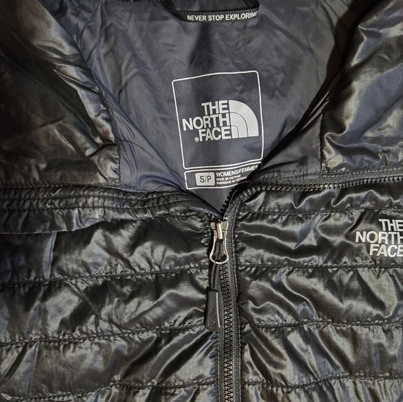 The North Face Black Puffer Jacket with Quilted Design - Picture 3 of 4